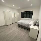 2 bed Sunny London Apartment - Sleeps 4 & Parking