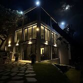 w Elegant 7BR Home w Pool in Santa Eualia