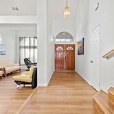 Stylish Home w Full Kitchen Garage Backyard