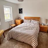 Spacious 6 Bedroom Retreat in Milford Haven