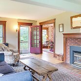 2 Mi to Chardon Square: Spacious Farmhouse