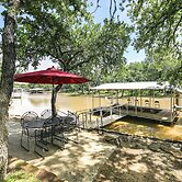 Family Home on Lake Bridgeport: Pets Welcome!