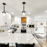 15 Mi to Downtown Sioux Falls: Gem w/ Yard!