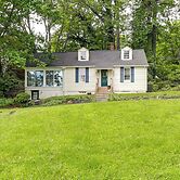 Near Shops & Parks: Dog-friendly Maryland Gem