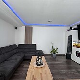 Spacious Retreat for 12 With Spa Option