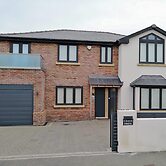Modern, Large 4-bed Property Sleeps 10 in Abergele