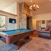 14 Guests 5BR 2BA Game room and Living