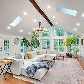 Hot Tub & Theater Room: Getaway in Falling Waters
