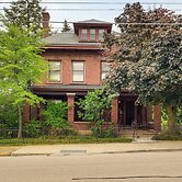 2 Mi to Lake Erie: Spacious Retreat Near Cafes!