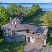 Lakeside 4BR Cottage in Bailieboro w BBQ Grill