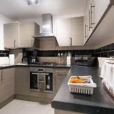 D'luxe 5-bed House - Sleeps 12 & Private Parking