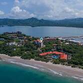 Stunning Condo with Panoramic Beach, Ocean, and Mountain Views in Play