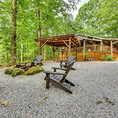 6 Miles to Helen: Cabin w/ Hot Tub & Views!