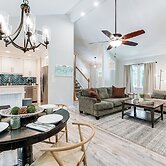< 2 Mi to Dtwn Alpharetta: Home w/ Screened Porch!