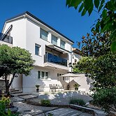 Desamani 975 Apartments