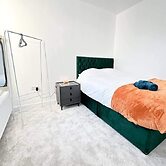 Southsea 5-bed Seaside Retreat- Sleeps 11 & Garden