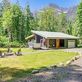 Deck, Hot Tub & Views: Sleek Getaway in Index!