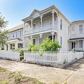Walk to Shops, Eateries: Historic Galveston Escape