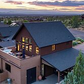 Brasada Ranch Retreat w/ Hot Tub + Views Resort Access w/ Pools, Horse
