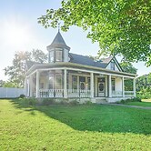 9 Mi to Kentucky Lake: Spacious Victorian Home!