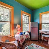 Half-mi to Dtwn: Cozy Roanoke Apt!