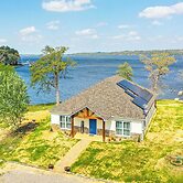Lake Palestine Vacation Rental - Steps to Water!