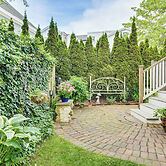 North Shore Townhome: 1 Mi to Singing Beach!