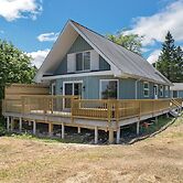 Waterfront Retreat With Stunning Views 3 Bedroom Home