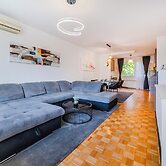 The Green Corner Apartment With Balcony