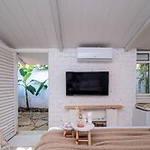 Cozy Lakefront Suites RGB