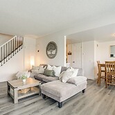 Explore Red Rocks & Green Mtn: Townhome w/ Pool!