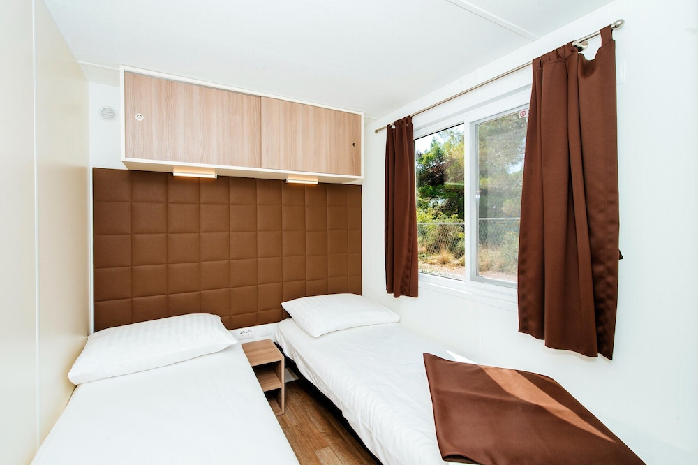 Caravan Park in Nin With Sandy Beach & Pools