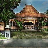 Omah Sinten Heritage Hotel & Resto