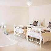 HILLS FARM STAYS