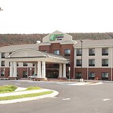 Holiday Inn Express & Suites Cumberland - La Vale by IHG