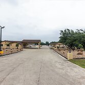 Freer Executive Inn and Studios