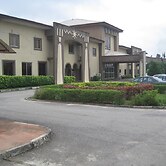 Axari Hotel & Suites