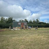 1 Bed Hut - Sleeps 2 - Parking - Smoking