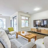 StayAU Newly 8 Beds Spacious Home in Derrimut