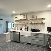 Lakeview Lounge Group-friendly Near Hefner LW