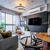 w Stunning 2BR w Great Deco in Centriqo