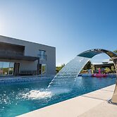 Villa River Rose with pool and jacuzzi, near the river beach