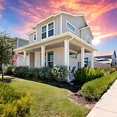 Luxury 2S Condo Hot Tub Gym Pool Airport