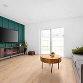 Fast Wifi Desks  SoCo DT Zilker -Pet