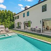 Casa Leona - Modern Masterpiece Behind Private Gates w/ Pool & Chef's 