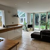 Modern, Spacious 1 Bedroom Garden Flat Sw18