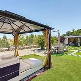 Bay & Hill Views: Modern Hercules Home