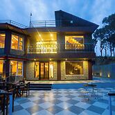 Alaya Stays Pine Shadow Flamingo