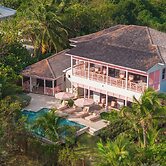 Private Pool Villa at Coral Sands Steps to Pink Sand Beach & Resort Am