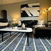 Modern Cozy Walk up With King Bed